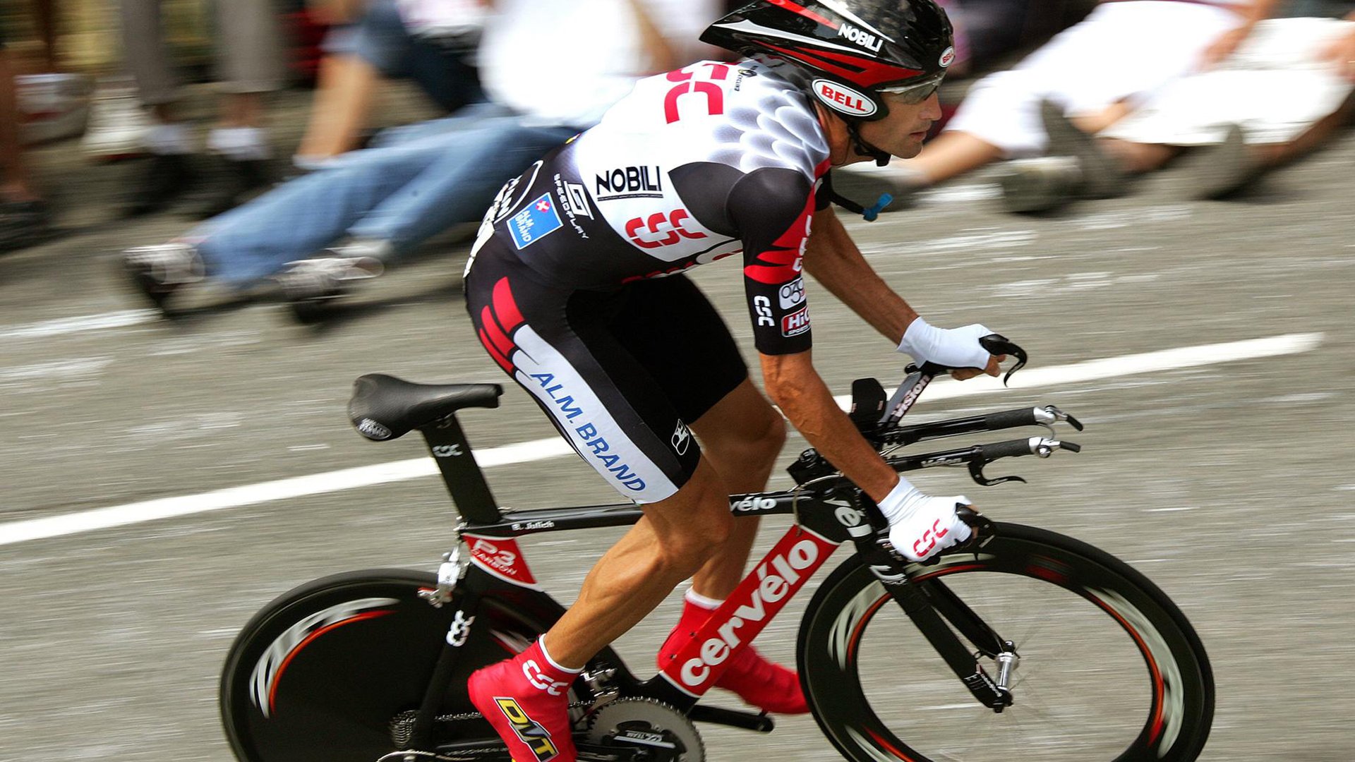 开云体育中国-浓眉血染赛场轰38+17，当质疑声震耳欲聋，他用铁骨与统治力写下答案